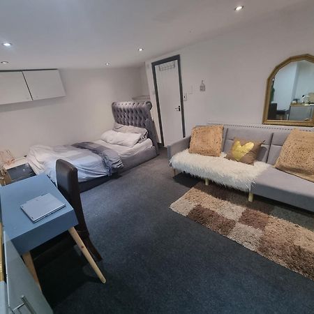 A Cosy Deluxe Size Studio With Queen Size And Sofa Bed Leilighet Leeds  Eksteriør bilde