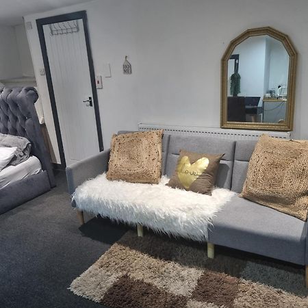 A Cosy Deluxe Size Studio With Queen Size And Sofa Bed Leilighet Leeds  Eksteriør bilde