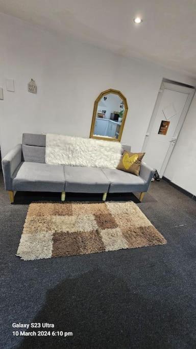 A Cosy Deluxe Size Studio With Queen Size And Sofa Bed Leilighet Leeds  Eksteriør bilde