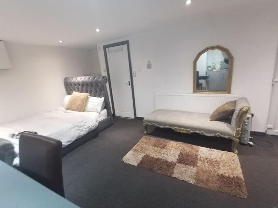 A Cosy Deluxe Size Studio With Queen Size And Sofa Bed Leilighet Leeds  Eksteriør bilde
