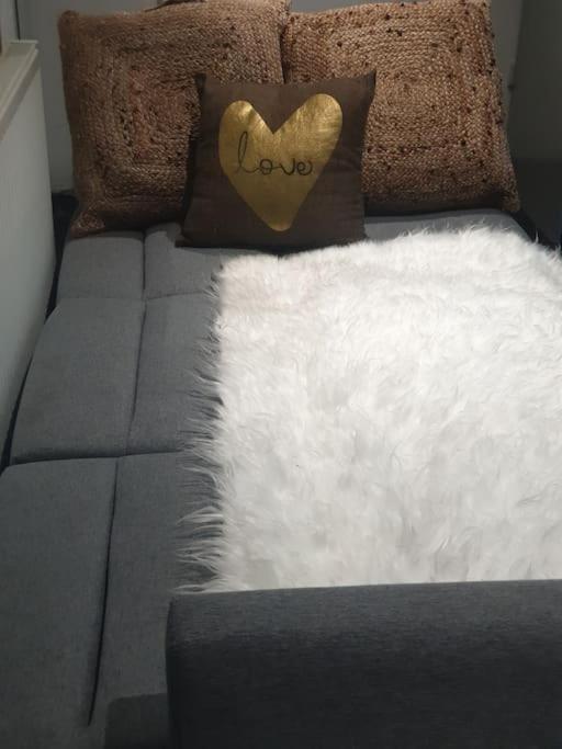 A Cosy Deluxe Size Studio With Queen Size And Sofa Bed Leilighet Leeds  Eksteriør bilde