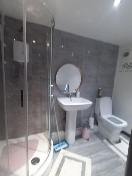 A Cosy Deluxe Size Studio With Queen Size And Sofa Bed Leilighet Leeds  Eksteriør bilde