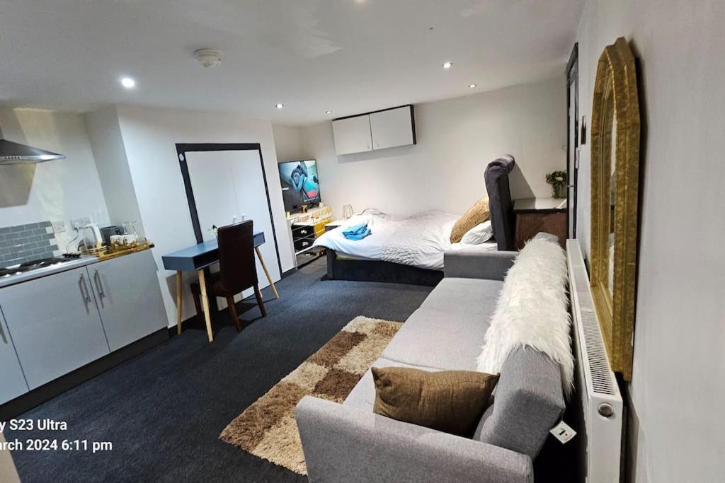 A Cosy Deluxe Size Studio With Queen Size And Sofa Bed Leilighet Leeds  Eksteriør bilde