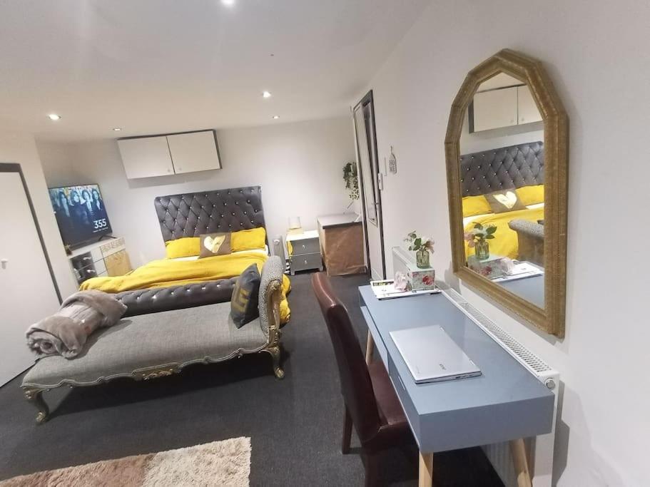 A Cosy Deluxe Size Studio With Queen Size And Sofa Bed Leilighet Leeds  Eksteriør bilde