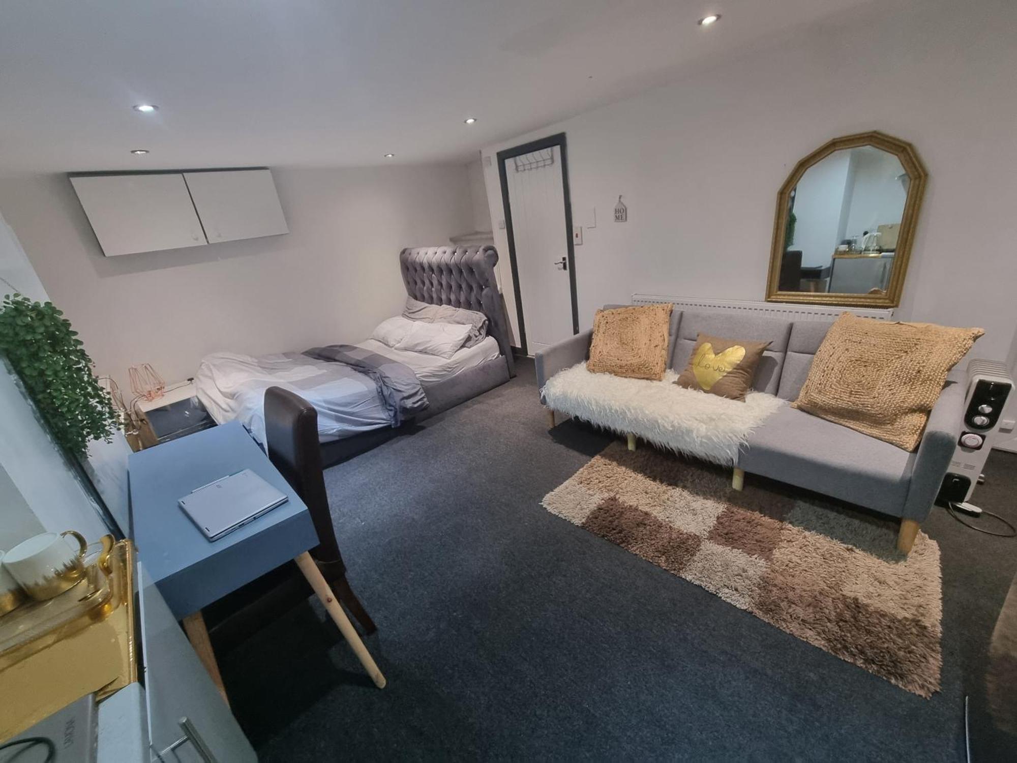 A Cosy Deluxe Size Studio With Queen Size And Sofa Bed Leilighet Leeds  Eksteriør bilde