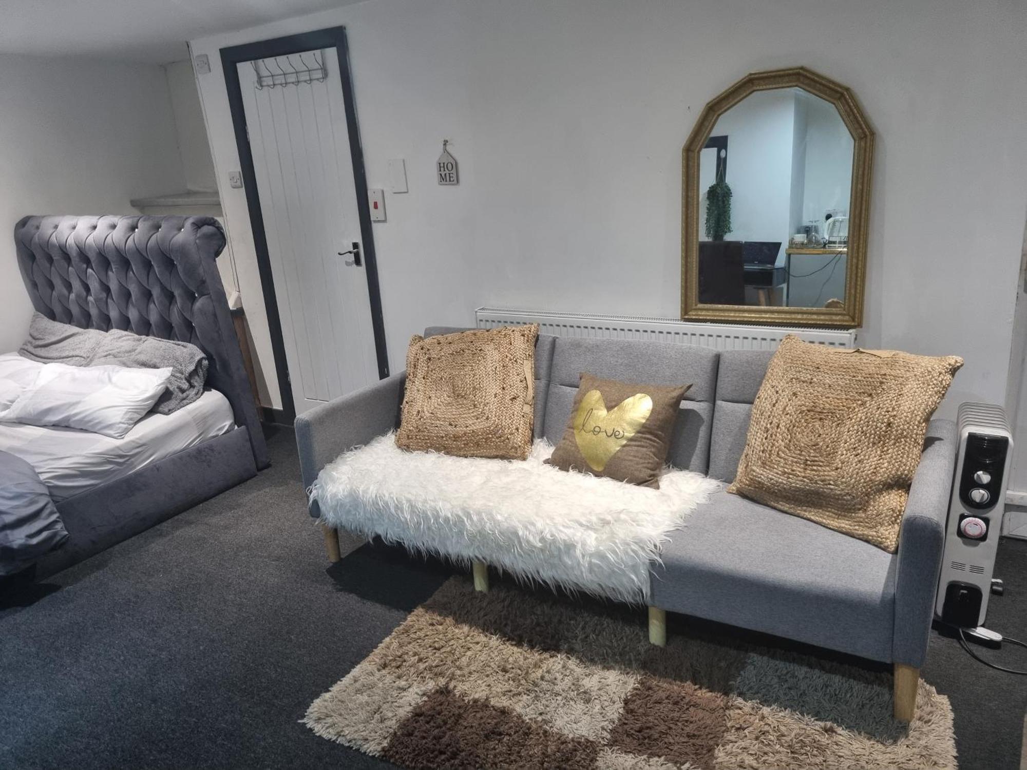 A Cosy Deluxe Size Studio With Queen Size And Sofa Bed Leilighet Leeds  Eksteriør bilde