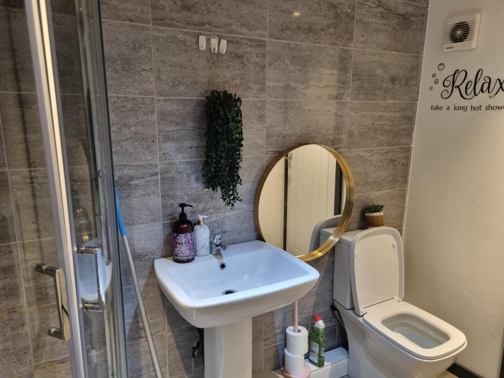 A Cosy Deluxe Size Studio With Queen Size And Sofa Bed Leilighet Leeds  Eksteriør bilde